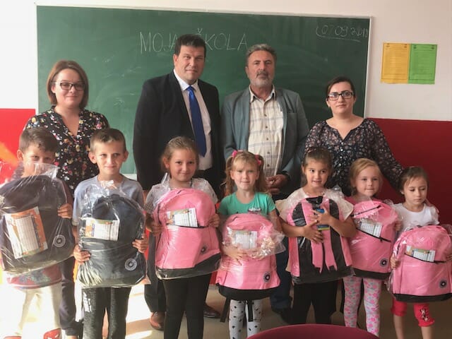 Donacija školskog pribora obezbijeđena za 100 đaka širom BiH
